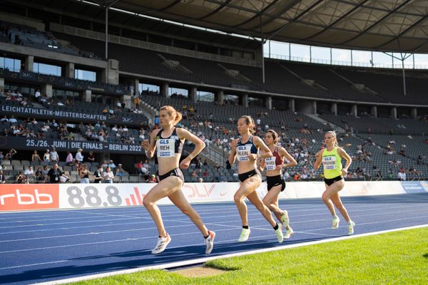 Alina Reh (SCC Berlin), Hanna Klein (LAV Stadtwerke Tuebingen), Sara Benfares (LC Rehlingen) und Svenja Pingpank (Hannover Athletics) waehrend der deutschen Leichtathletik-Meisterschaften im Olympiastadion am 26.06.2022 in Berlin